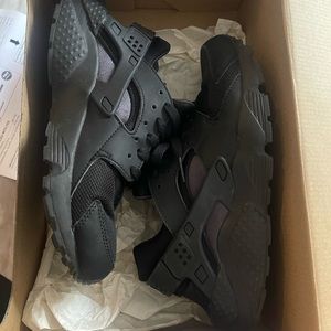 (2) PAIRS OF NIKE HUARACHE RUNS